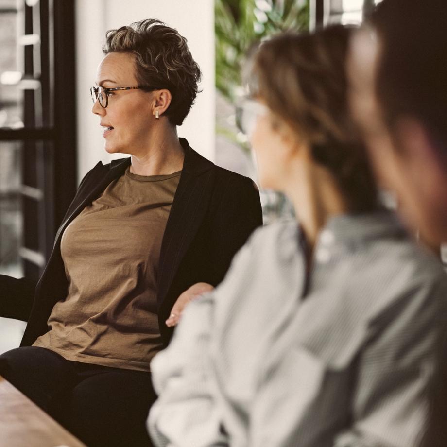 Ihmisiä palaverissa