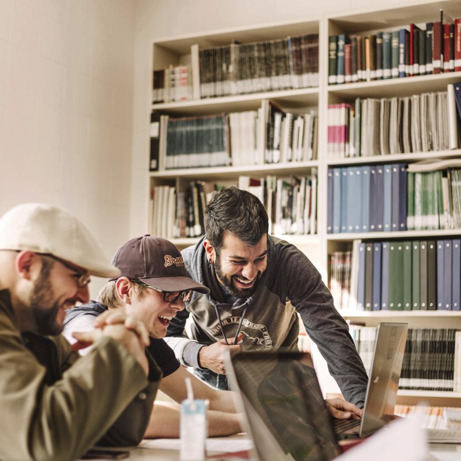 Ihmisiä työskentelemässä